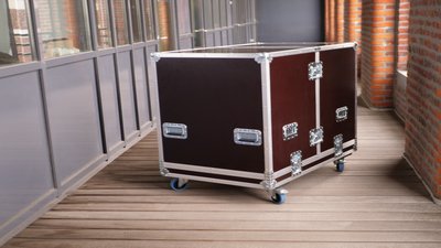 Flight case for vertical Iris32 Thanks to this tailor-made flight case, you can safely transport your holographic showcase. This hardened case protects your product against impacts.