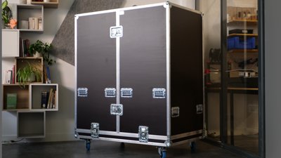 Flight case for Iris46 Thanks to this tailor-made flight case, you can safely transport your holographic showcase. This hardened case protects your product against impacts.