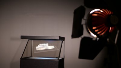 Iris 32 stand This black metallic stand is the perfect solution to place your Iris 32 at eye level. Thus, you offer an <b>optimal holographic display</b> to your potential customers.