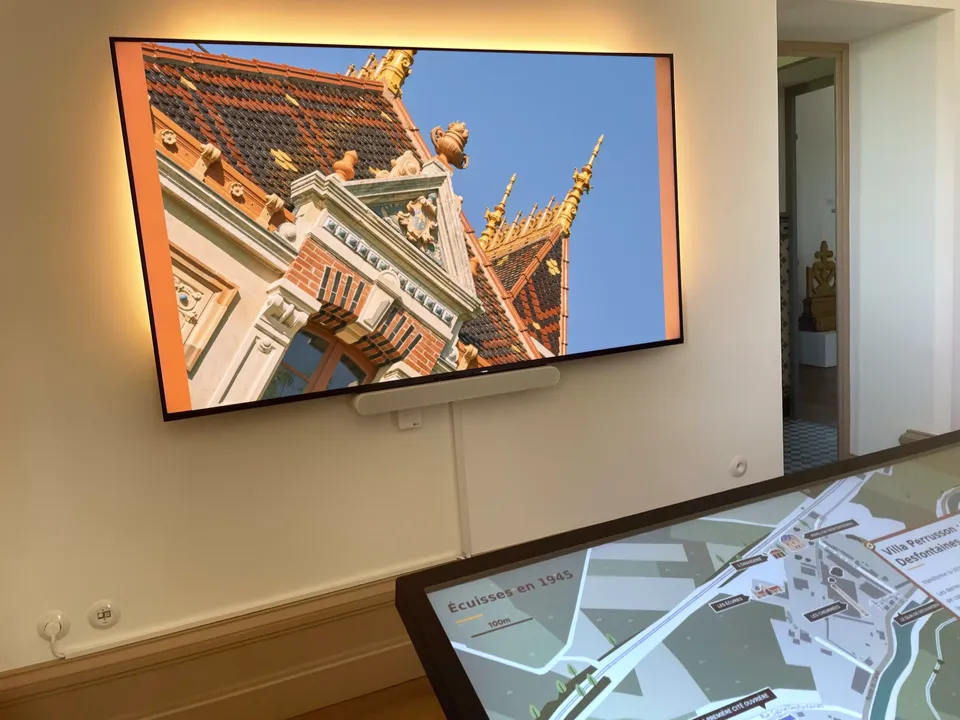 Ecran mural synchronisé avec une table tactile montrant une carte topographique interactive